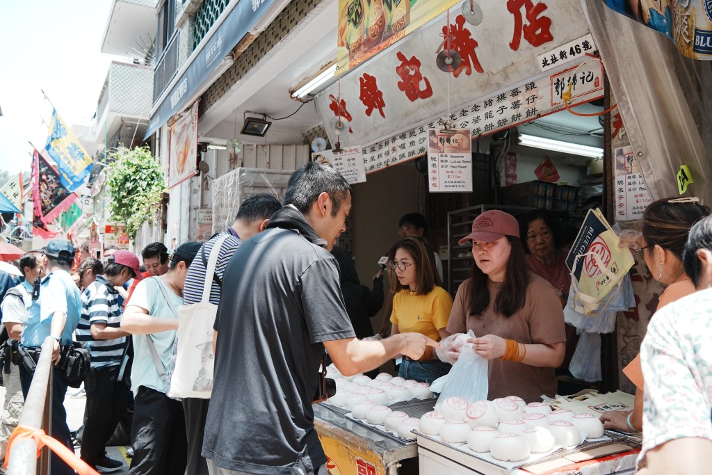 長洲太平清醮會景巡遊典-郭錦記餅店。汪旭峰攝 長洲太平清醮會景巡遊典-郭錦記餅店。汪旭峰攝