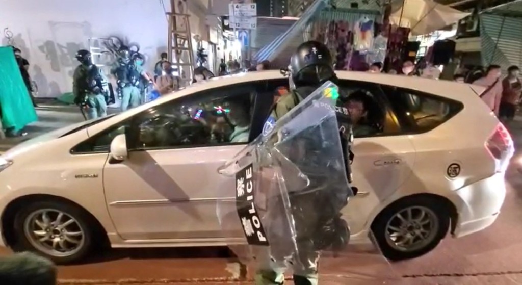警員截查車輛。