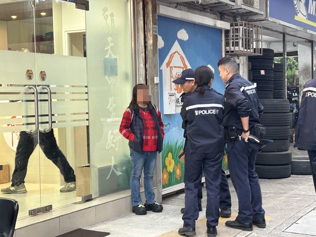 警方向女狗主了解事件。