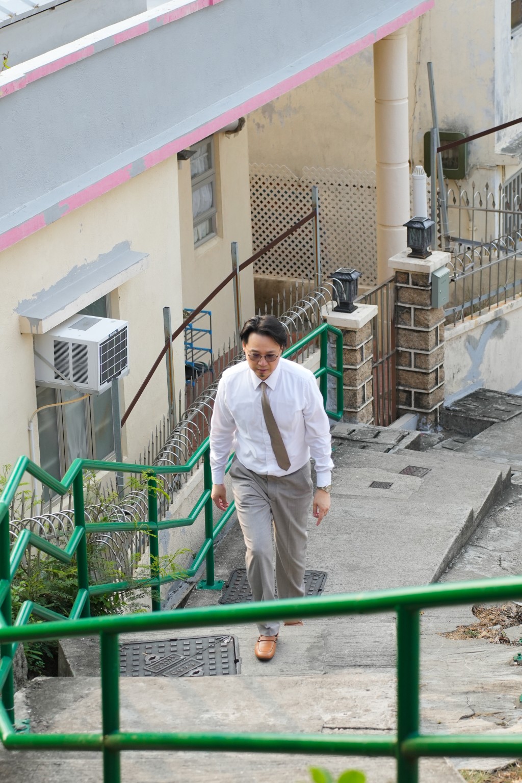 葉昌銳校長每天走上這道樓梯，步入中華基督教會長洲堂錦江小學。（圖：鄭慧盈）