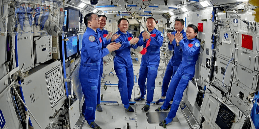 神舟二十三号与神舟二十一号乘组完成在轨道交接。 神舟二十三号与神舟二十一号乘组完成在轨道交接。
