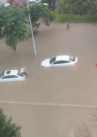 受台风巴威外围环流影响，沈阳市因暴雨陷入历史性瘫痪。 抖音