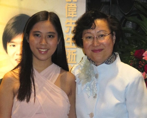 民偉遺孀王蓓芬(右)及女兒蒙珮兒(左)。資料圖片