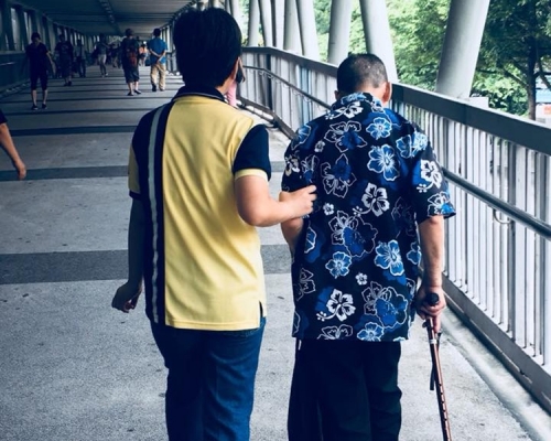 港鐵月台助理扶着伯伯出站及上天橋。facebook