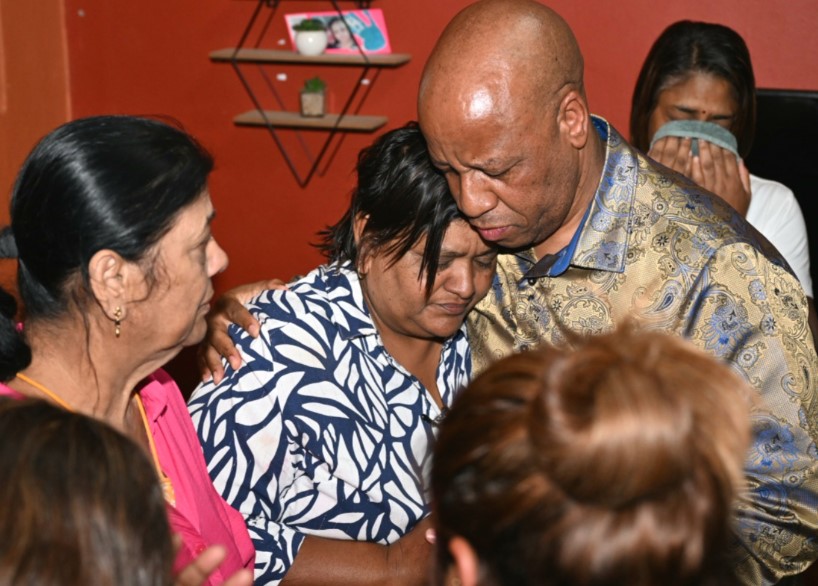 夸祖魯-納塔爾省長（右）安慰死者親屬。KZN Gov