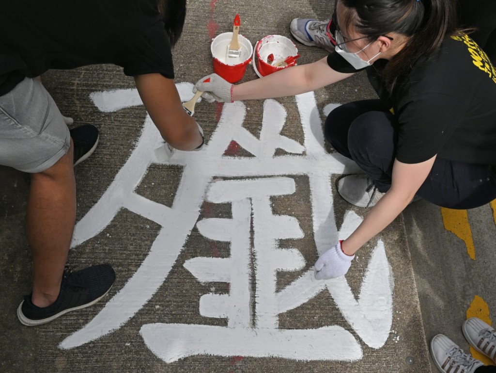 香港大學學生進行悼念六四活動。