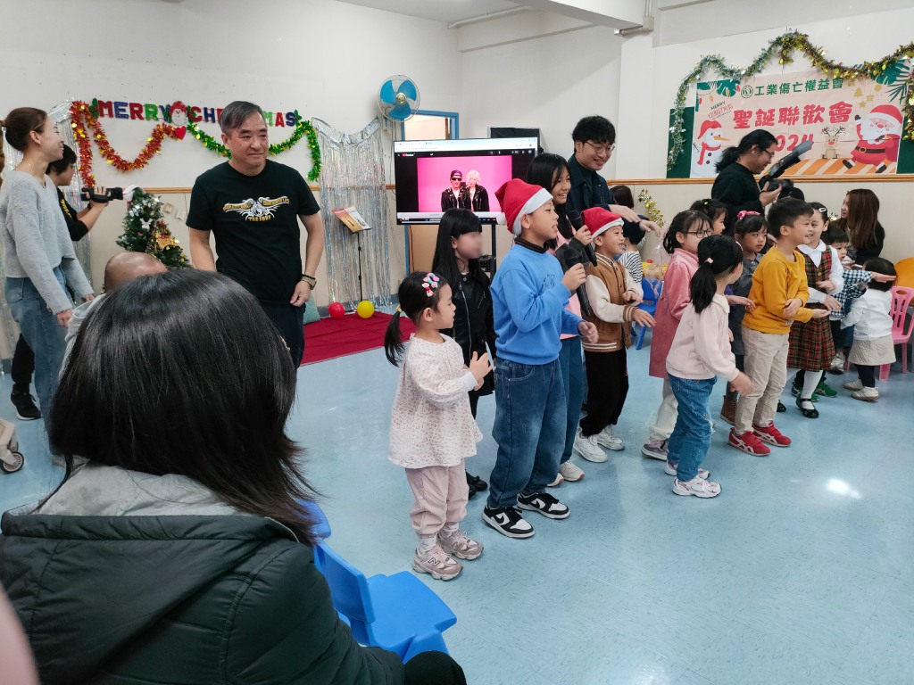 遺屬陳女士(左)稱曾因丈夫的離世，與現年7歲的女兒出現心理及情緒問題。