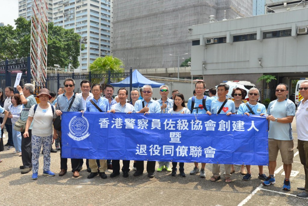 多個團體到不同警署撐警。