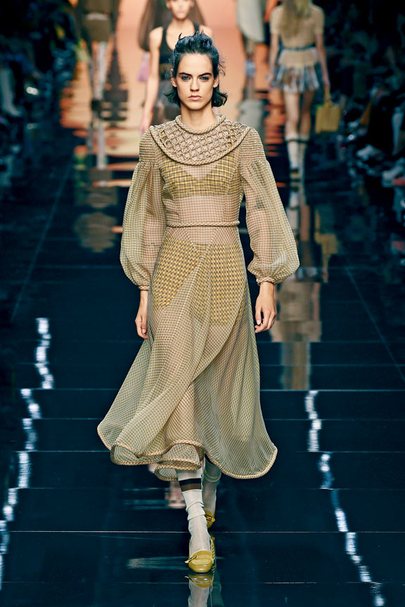 ●Fendi春夏系列中的透视裙款设计，造型性感，并带来强烈的对比视效。