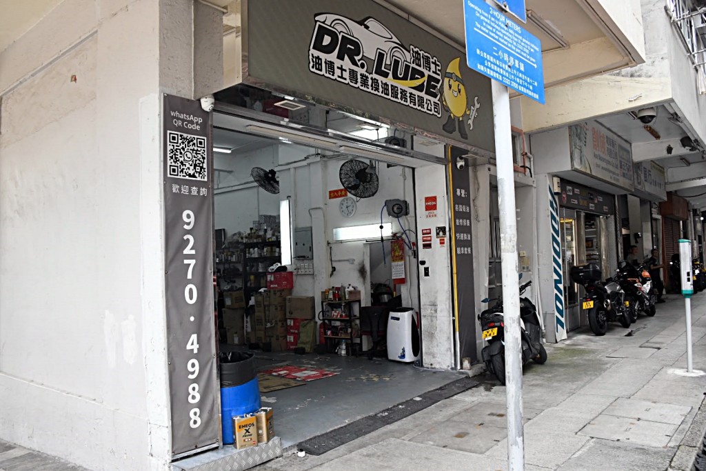多名大漢闖入一間車房。 多名大漢闖入一間車房。