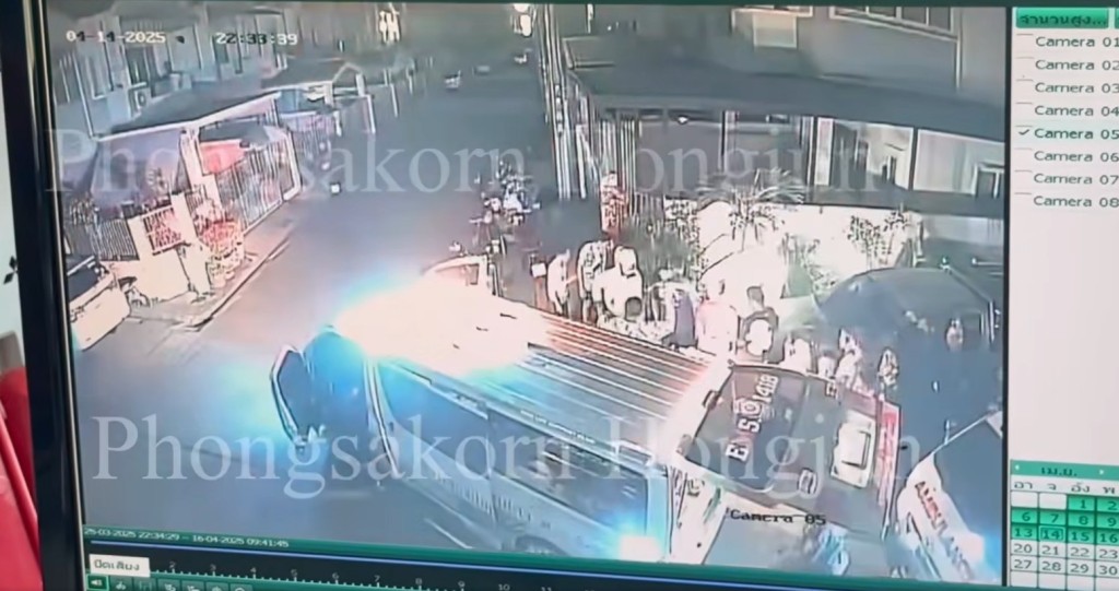 警员赶到，现场一阵骚动。 Facebook/ Phongsakorn Hongjun