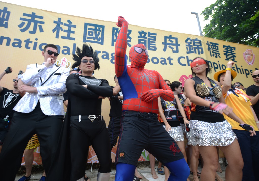 有选手扮演蜘蛛侠参加「赤柱国际龙舟锦标赛」。资料图片