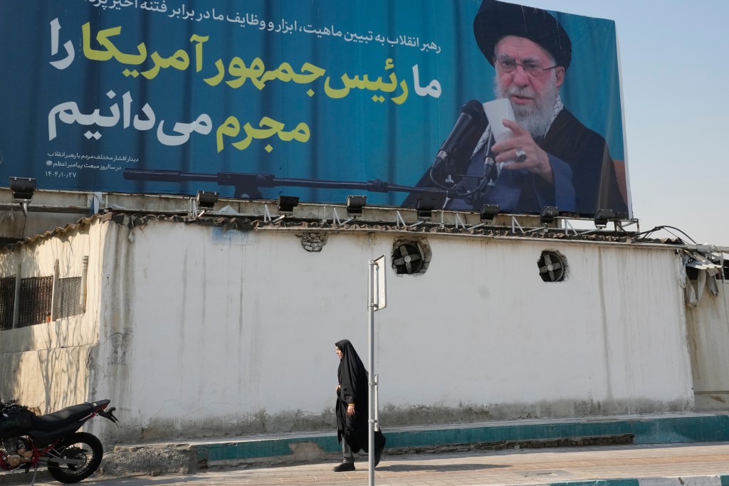 德黑蘭的哈梅內伊巨型宣傳版，寫有他指特朗普是罪犯的語句。美聯社