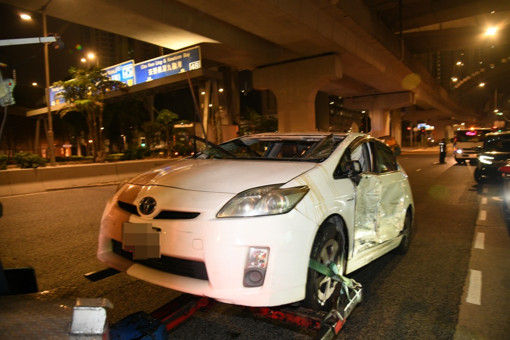 私家車左邊車身損毀。黎志偉攝