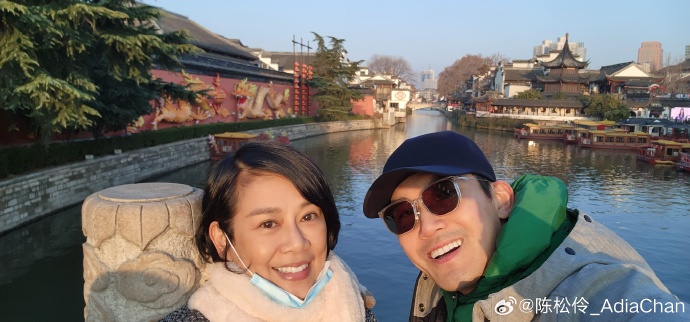 今年初，陈松伶与老公去了南京，她说：「南京好好逛，每天能逛1万多步没问题。」