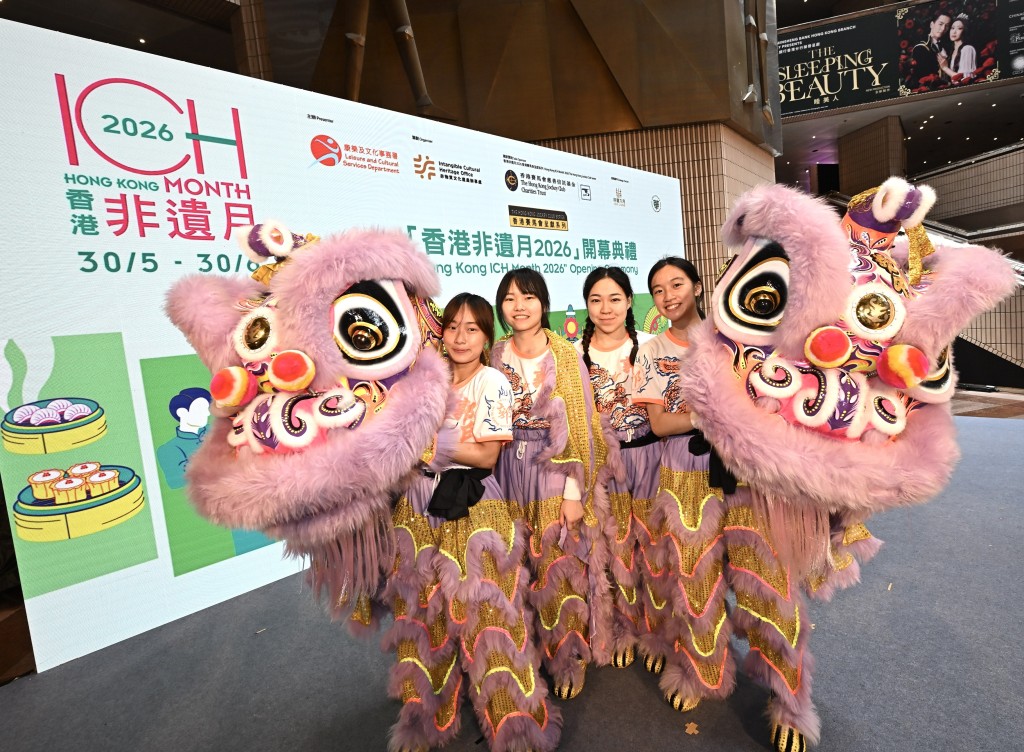 女子舞獅表演。 女子舞獅表演。