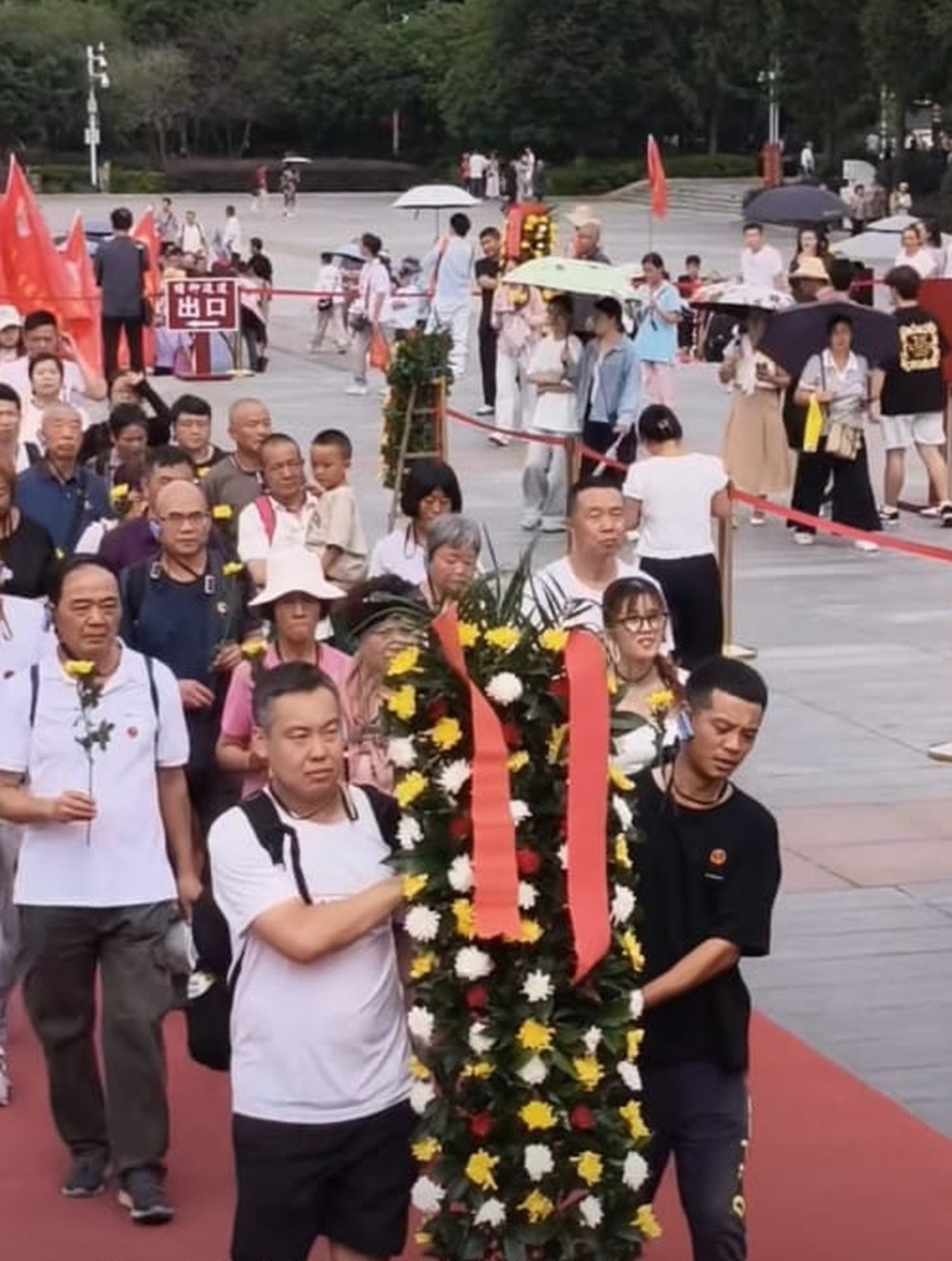 毛澤東家鄉韶山人山人海，不少人拿著鮮花和花籃。微博