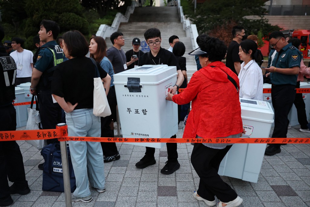 韓國地方選舉3日登場，3大電視台公布出口民調結果，在16個區域中，執政黨共同民主黨達11個區域佔上風。 路透社