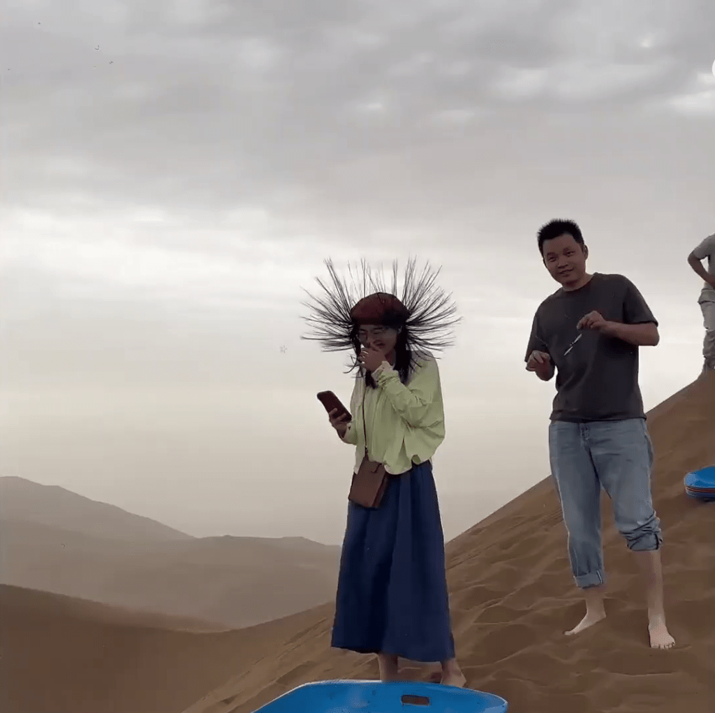吐魯番遊客沙漠遊玩期間，有女遊客的長髮突豎起。