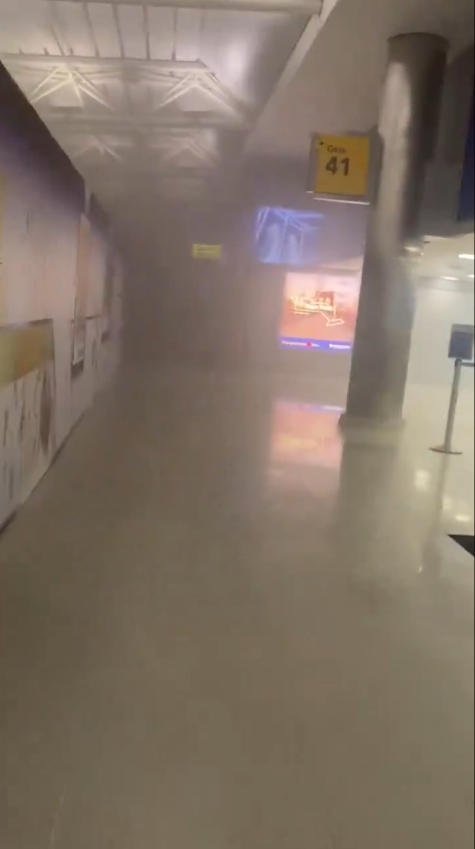 紐約甘迺迪國際機場（JFK airport）8號航廈一度煙霧瀰漫。 X