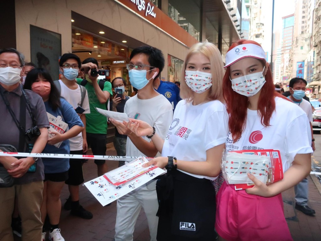 鄧月平與沙律到旺角街頭宣傳。