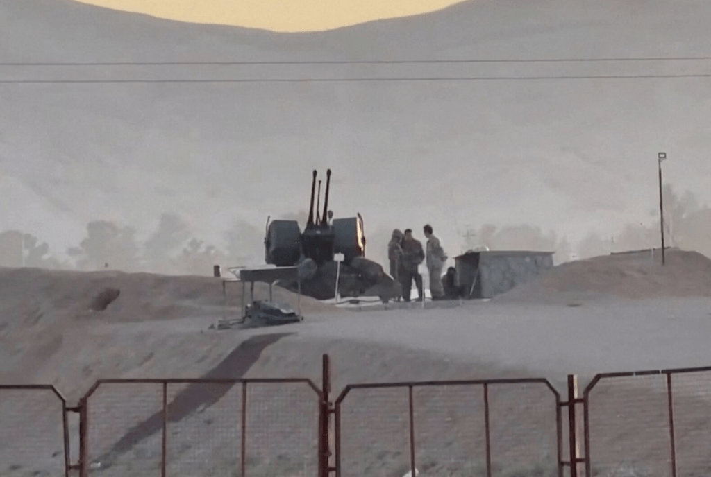 2024年4月19日，伊朗伊斯法罕扎爾丹詹地區的一處核設施，軍事人員正在站崗。路透社