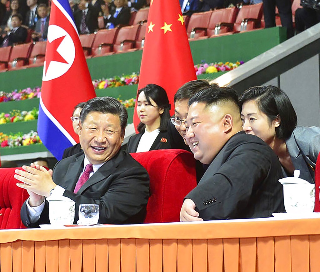 習近平與北韓領袖金正恩會面。AP圖片