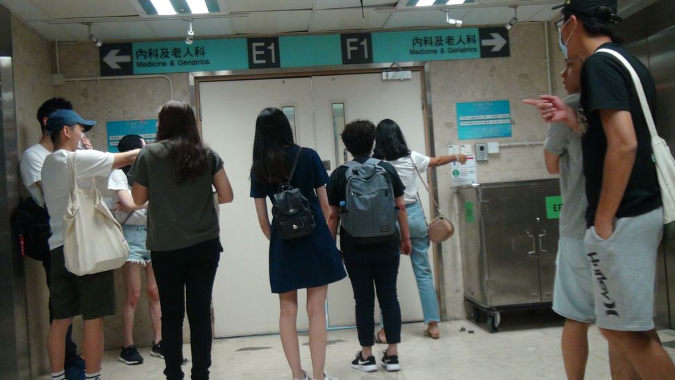 Calvin親友到醫院了解情況。梁國峰攝