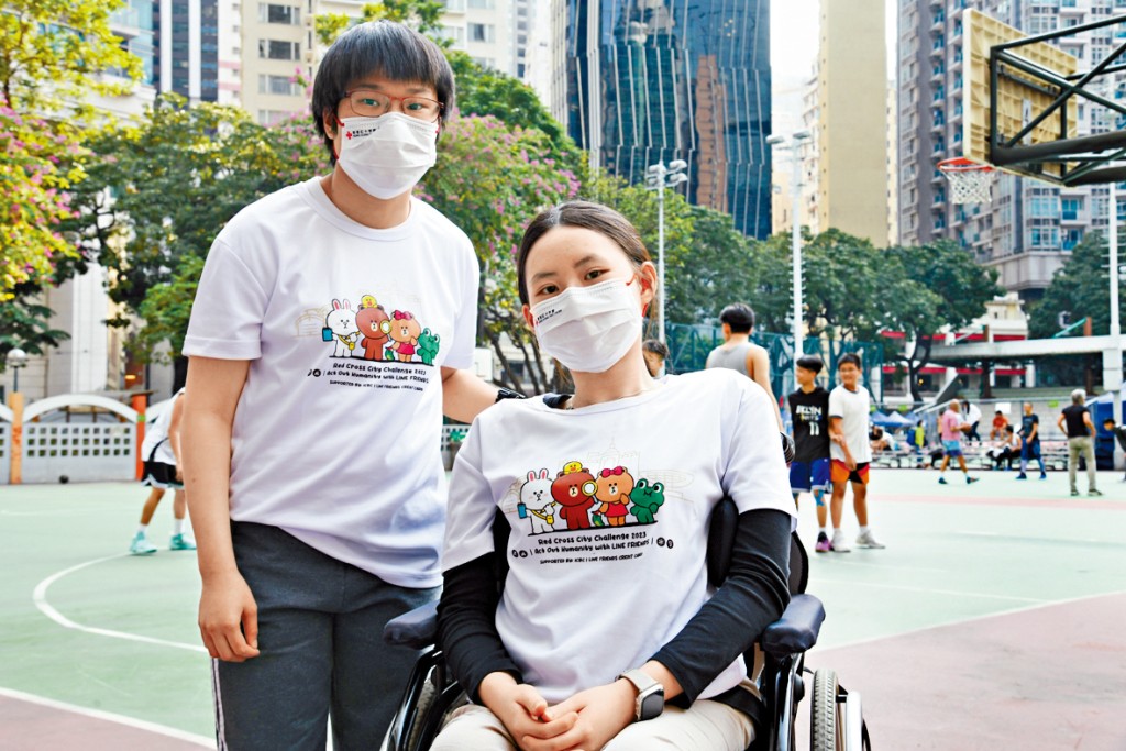 香港紅十字會甘迺迪中心學生潘穎思(左)及劉嫦韻(右)。