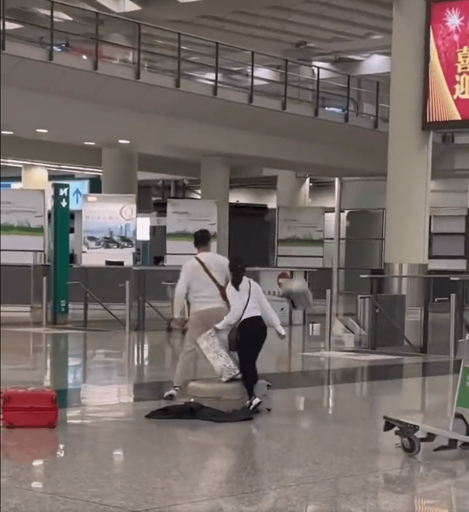 男子将行李掷到地上。影片截图