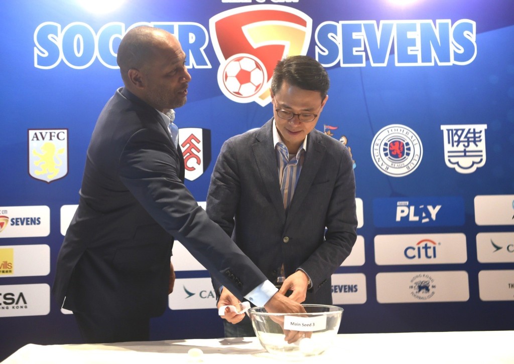 費迪南及香港足總CEO譚秋朗抽籤。 