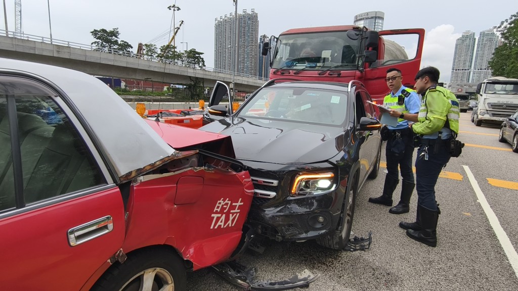 西九龍公路發生3車相撞。徐裕民攝 西九龍公路發生3車相撞。徐裕民攝