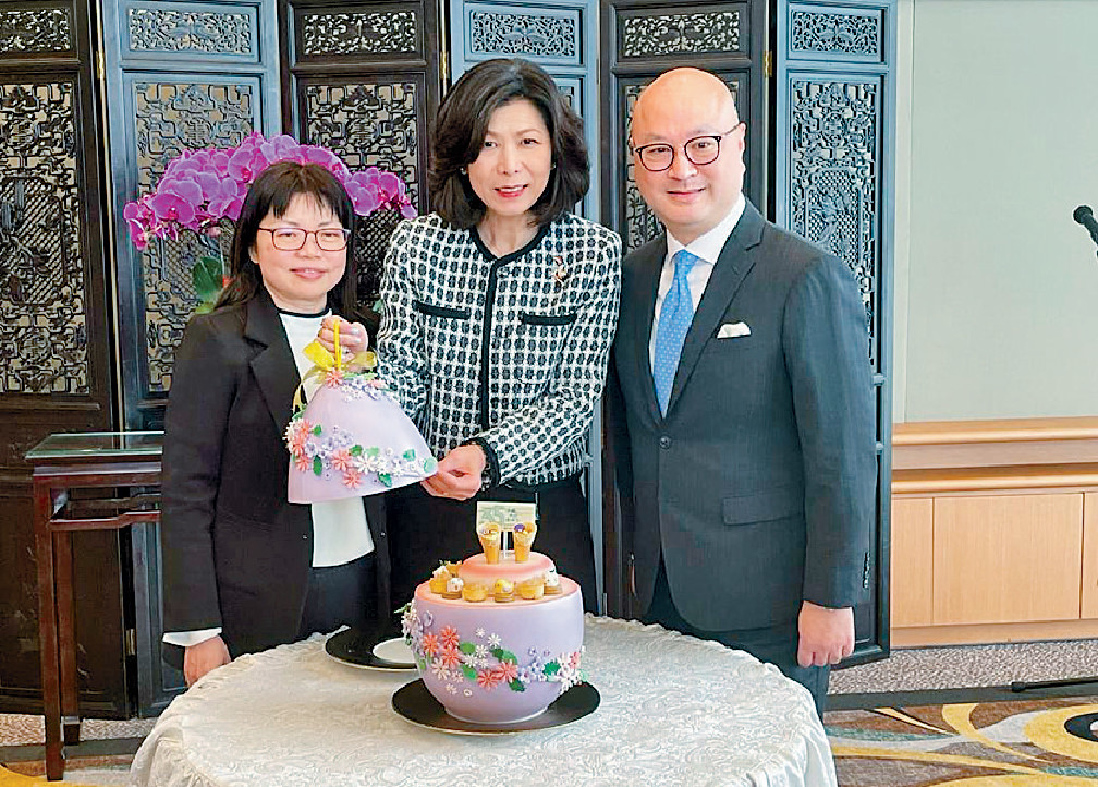 ■梅李玉霞（中）表示，有藝廊在第一日就售清所有藝術品。
