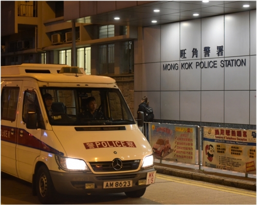 警員在兩人身上檢獲一把老虎鉗及5隻手套。資料圖片