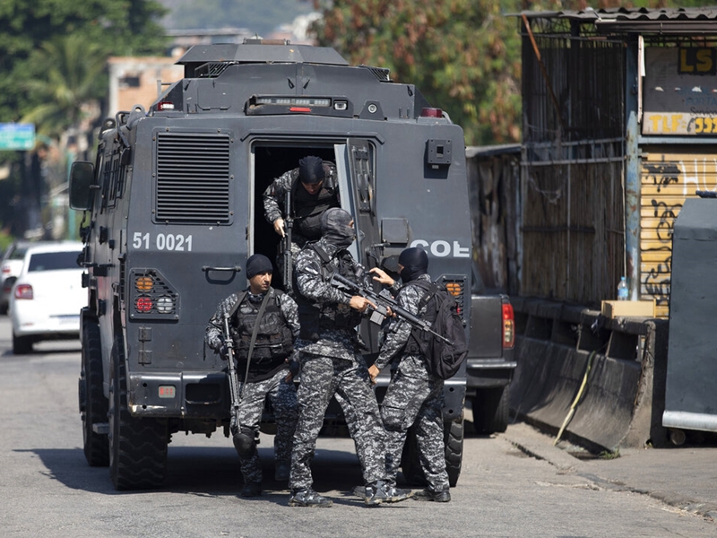 當地警方派出裝甲車等警力到場。AP圖片