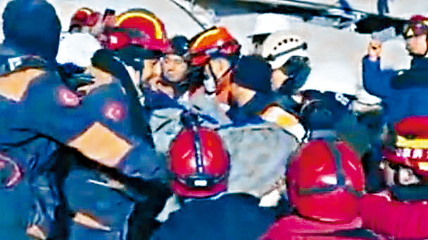 中国救援队周四在安塔基亚市的废墟中，救出一名孕妇。