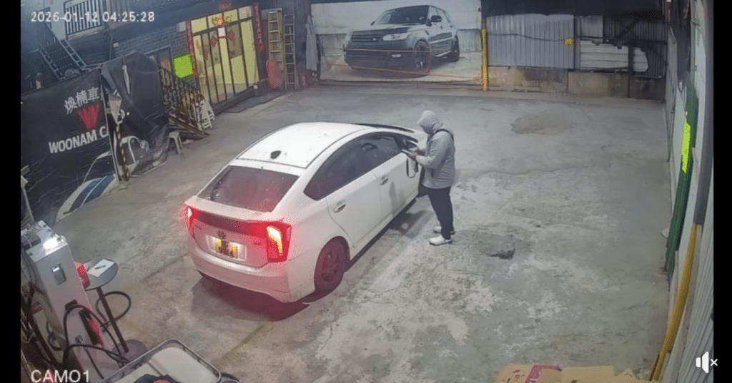 根據長約1分12秒的片段紀錄,車房內內停泊着一輛白色私家車,司機正向灰褸男遞交文件,假意進行登記。 根據長約1分12秒的片段紀錄,車房內內停泊着一輛白色私家車,司機正向灰褸男遞交文件,假意進行登記。