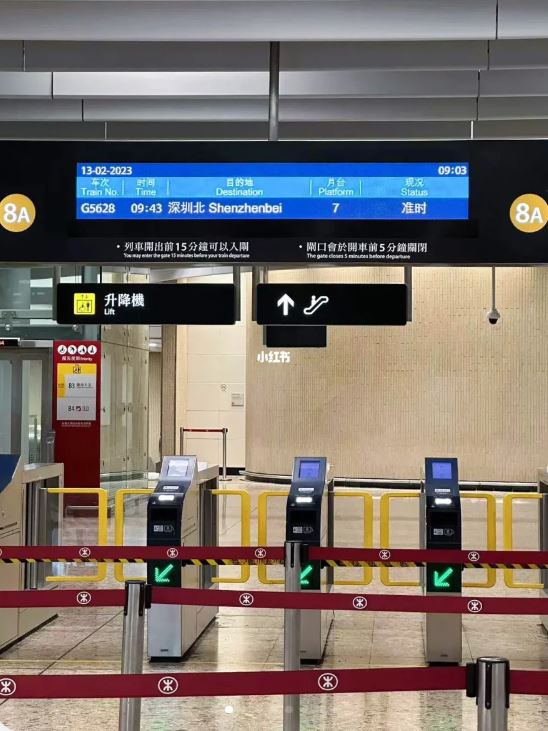 郭晶晶這次回內地原來是為了工作，她由香港坐高鐵到深圳北只用了15分鐘，大讚方便又快捷。