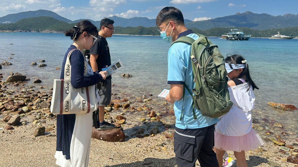 漁護署人員到橋咀洲視察並向訪客派宣傳單張，呼籲尊重及愛護自然，切勿採集、騷擾及傷害海洋生物。漁護署fb