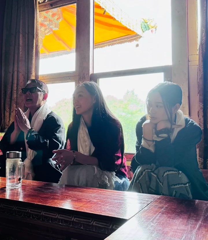 李连杰与两名女儿来到西藏。