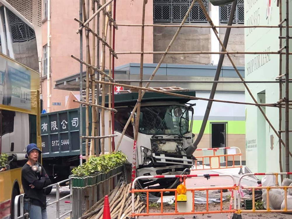 西環一貨車突衝上行人道。何致宏facebook圖片