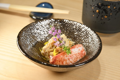 北海道毛蟹
每日由師傅新鮮生拆的毛蟹蟹肉，爽甜彈牙，毋須多加調味，吃起來原汁原味。