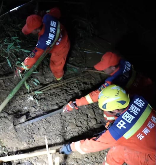 云南威信县洪水加山泥倾泻，失踪的5人证实全部罹难。抖音＠昭通消防