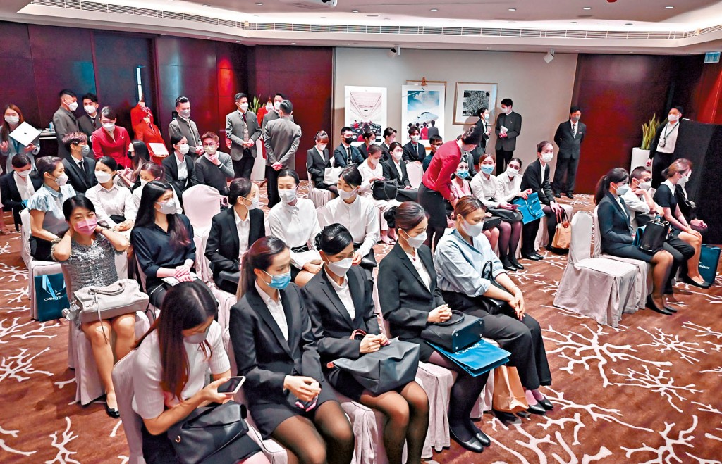 國泰航空昨舉辦自疫情以來首個大型的機艙服務員招聘日，現場應徵者踴躍。