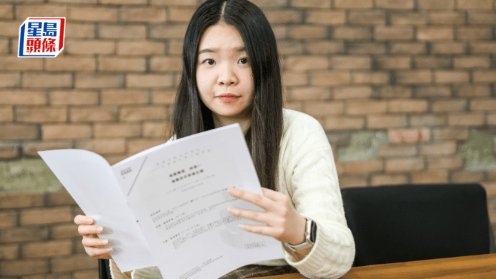 慕光英文書院視覺藝術科科主任黃思琪表示,今年DSE視覺藝術科卷一「視覺形式表達主題」試卷整體難度適中。 何家豪攝