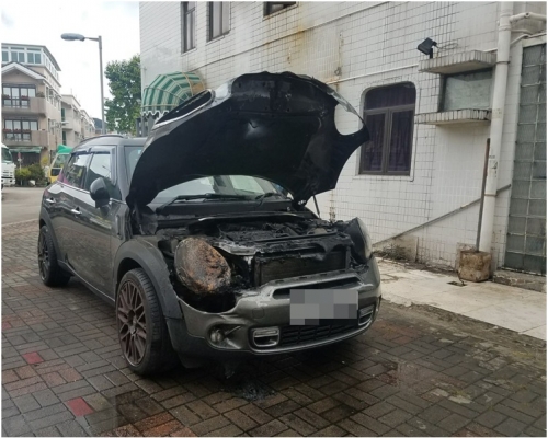 私家車車頭損毀。