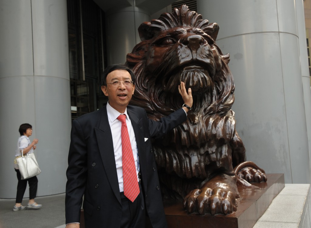 首位滙丰华人大班郑海泉荣休会见传媒。 摄于2011年