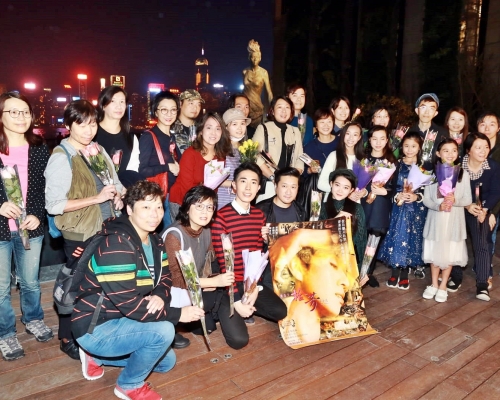 梅艷芳歌迷會芳心薈約30位成員、聯同電影《拾芳》導演和演員到銅像前獻花。