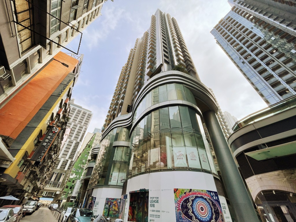 大角咀利奧坊．曉岸1座低層L室，面積約194方呎，採開放式間隔，業主原叫價390萬元，議價後獲投資者以381.8萬元購入收租。