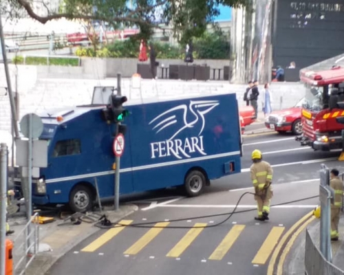 解款車撞上鐵欄。
香港突發事故報料區Wing Lo‎圖片